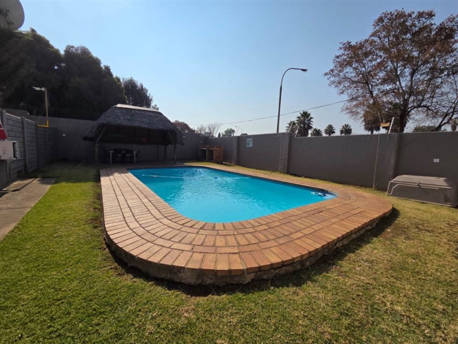 2 Bedroom Property for Sale in Brackendowns Gauteng