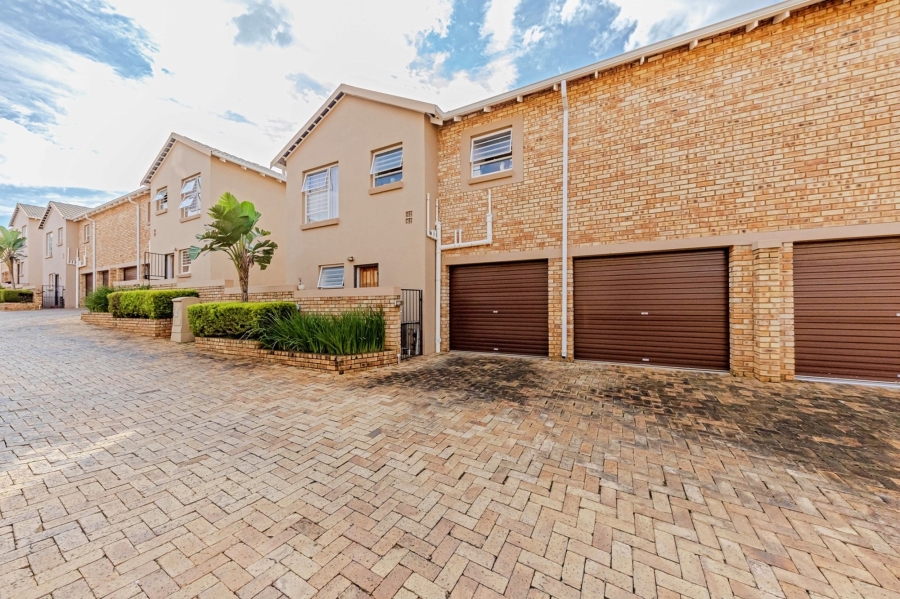 3 Bedroom Property for Sale in Wilgeheuwel Gauteng