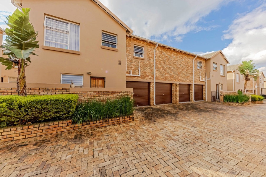 3 Bedroom Property for Sale in Wilgeheuwel Gauteng
