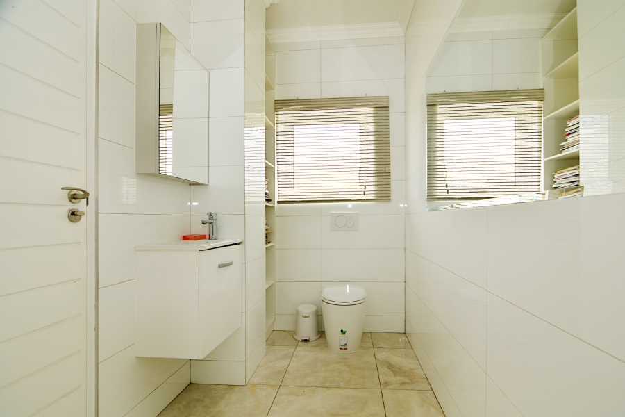 5 Bedroom Property for Sale in Waterfall Country Estate Gauteng
