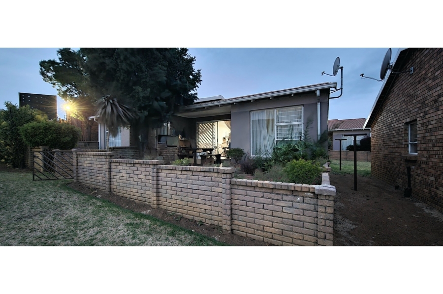 To Let 2 Bedroom Property for Rent in Liefde en Vrede Gauteng