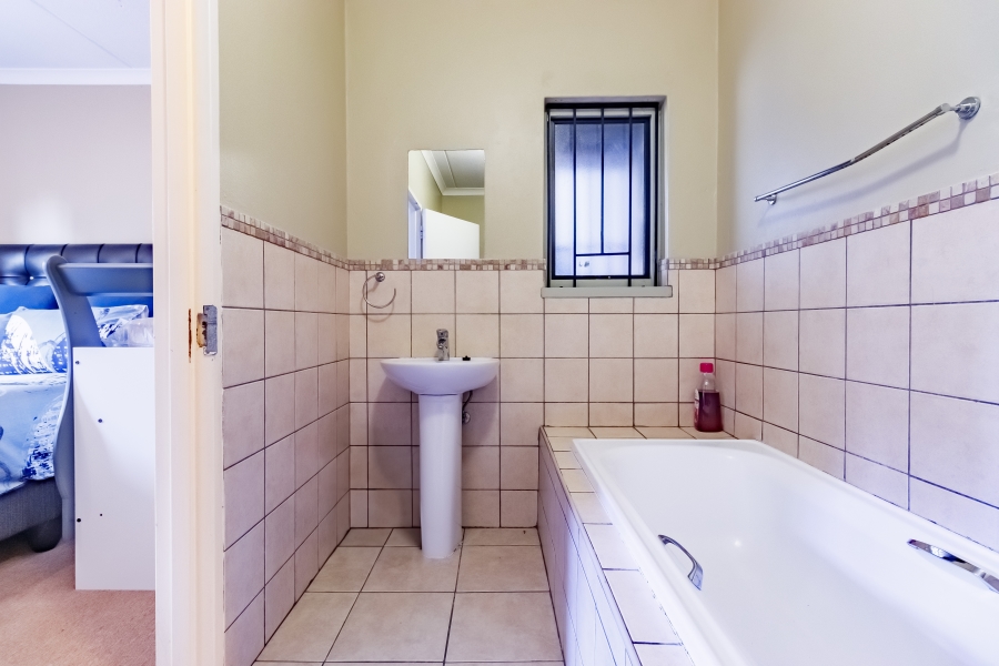 2 Bedroom Property for Sale in Erand Gardens Gauteng
