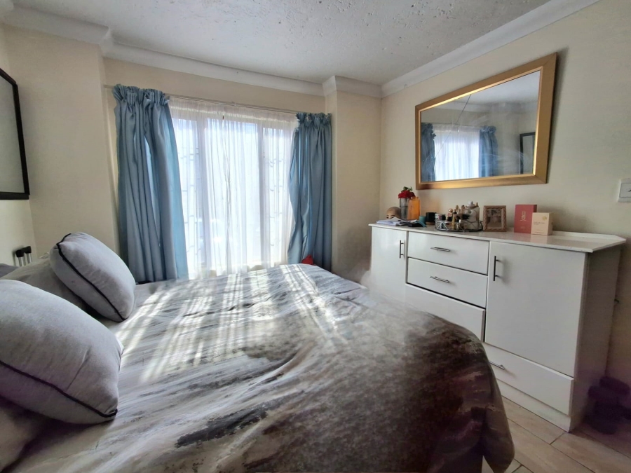 2 Bedroom Property for Sale in Erand Gardens Gauteng