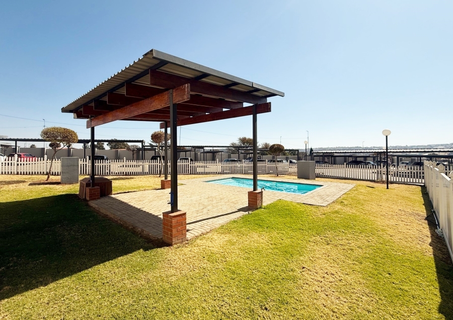 To Let 2 Bedroom Property for Rent in Barbeque Downs Gauteng