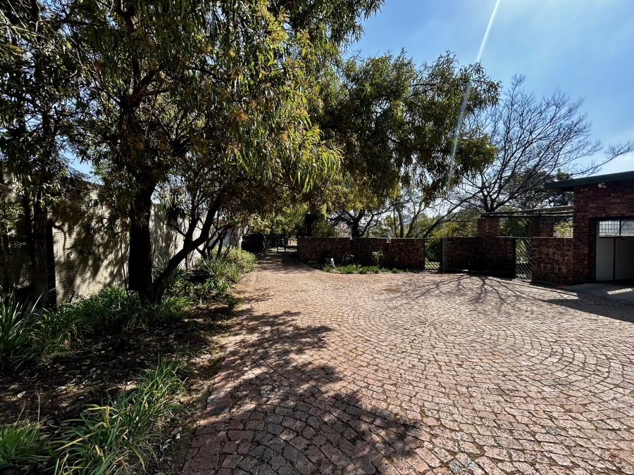 5 Bedroom Property for Sale in Mnandi Gauteng