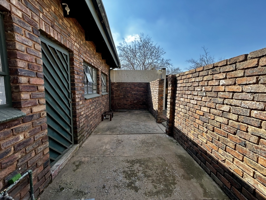 5 Bedroom Property for Sale in Mnandi Gauteng