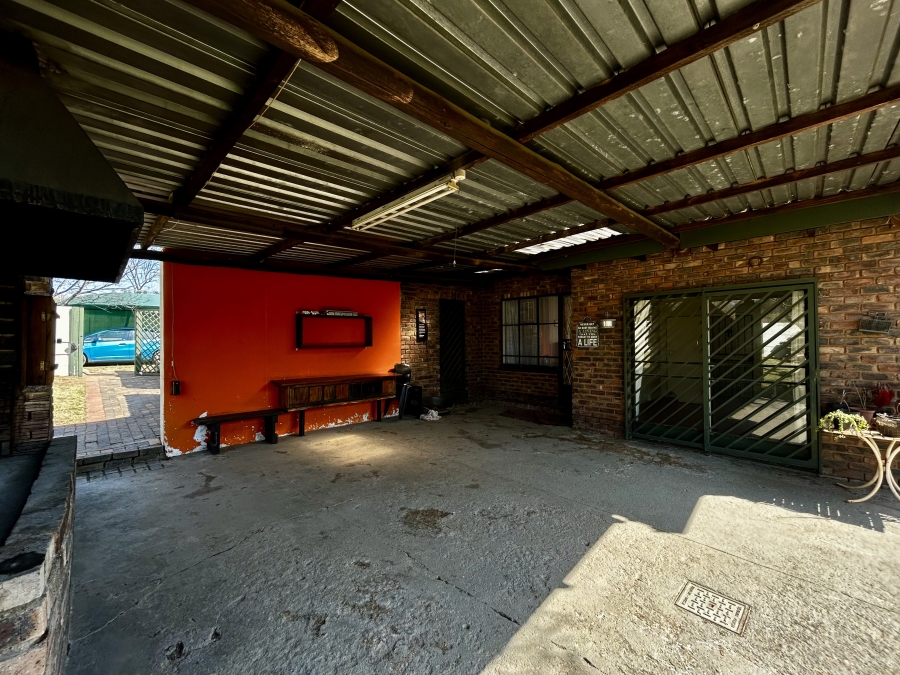 5 Bedroom Property for Sale in Mnandi Gauteng