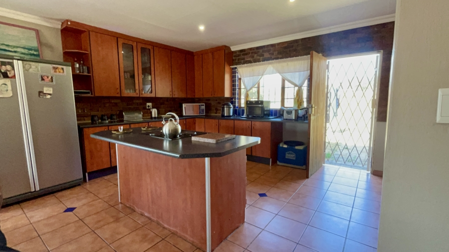 5 Bedroom Property for Sale in Mnandi Gauteng