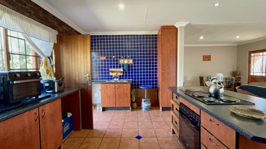 5 Bedroom Property for Sale in Mnandi Gauteng