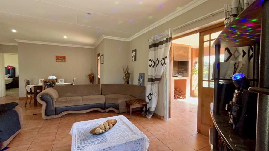 5 Bedroom Property for Sale in Mnandi Gauteng
