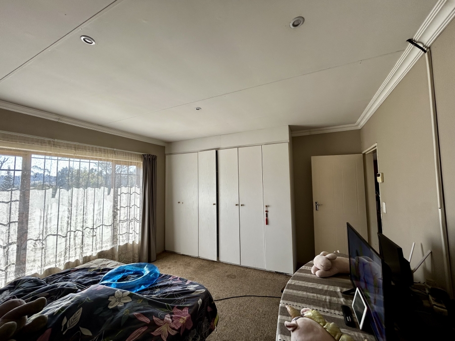 5 Bedroom Property for Sale in Mnandi Gauteng