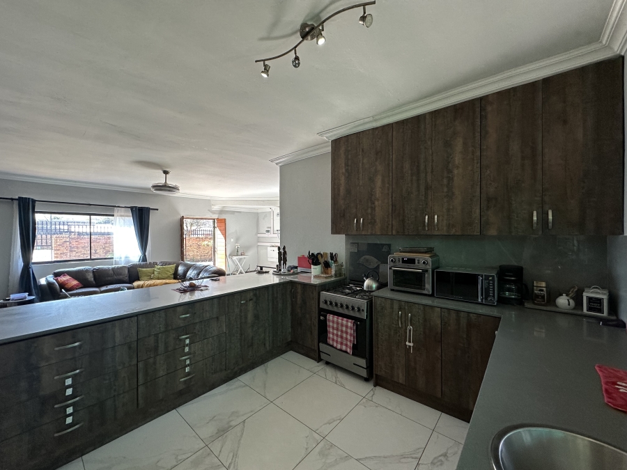 3 Bedroom Property for Sale in Waverley Gauteng