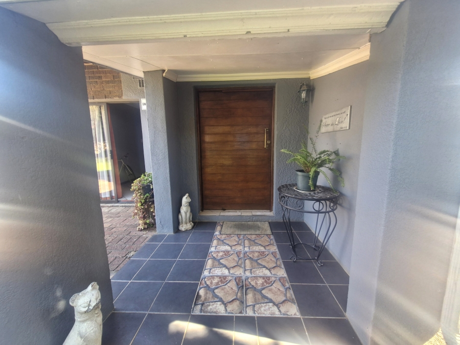 6 Bedroom Property for Sale in Elardus Park Gauteng
