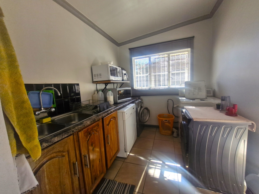 6 Bedroom Property for Sale in Elardus Park Gauteng