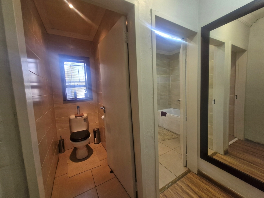 6 Bedroom Property for Sale in Elardus Park Gauteng