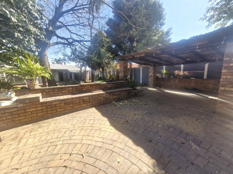 6 Bedroom Property for Sale in Elardus Park Gauteng