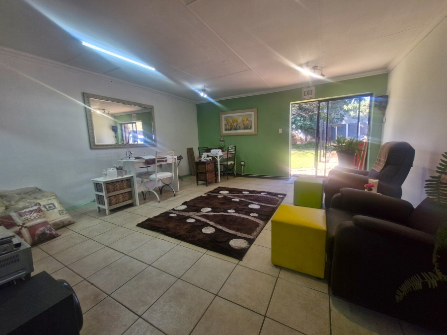 6 Bedroom Property for Sale in Elardus Park Gauteng