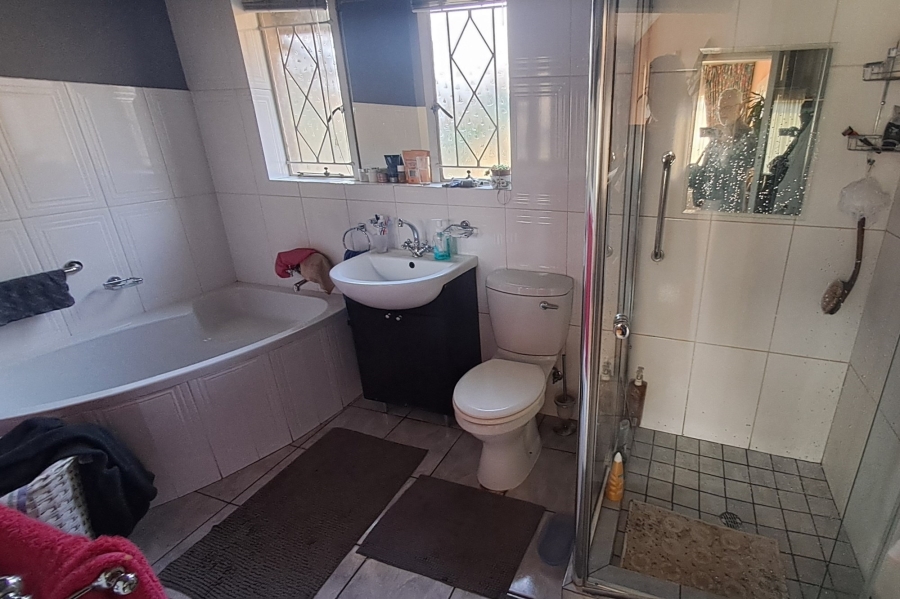 4 Bedroom Property for Sale in Mondeor Gauteng