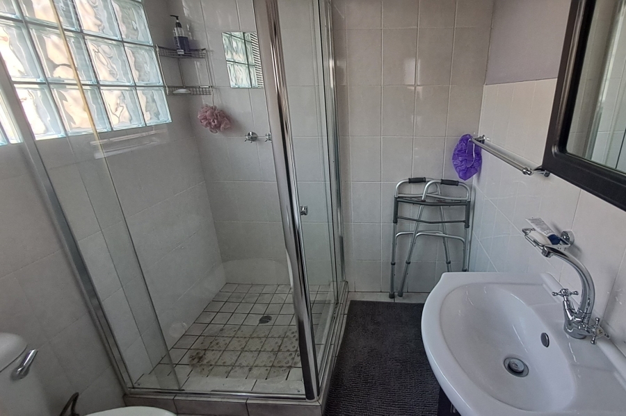 4 Bedroom Property for Sale in Mondeor Gauteng