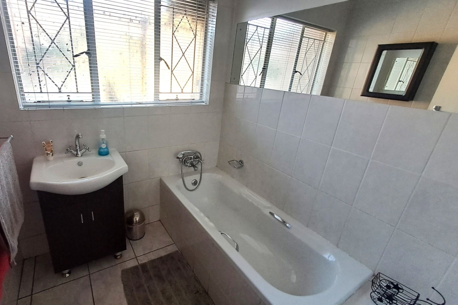 4 Bedroom Property for Sale in Mondeor Gauteng