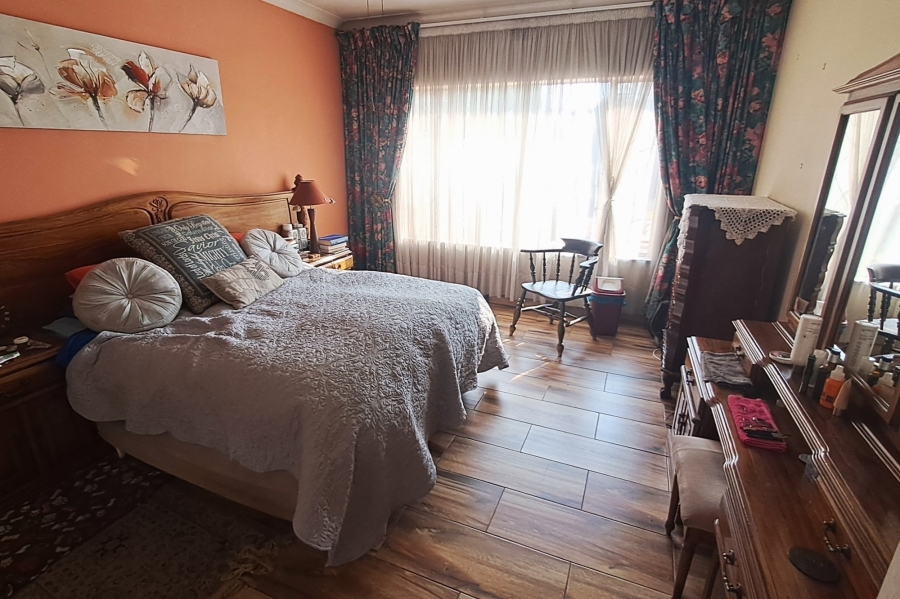 4 Bedroom Property for Sale in Mondeor Gauteng