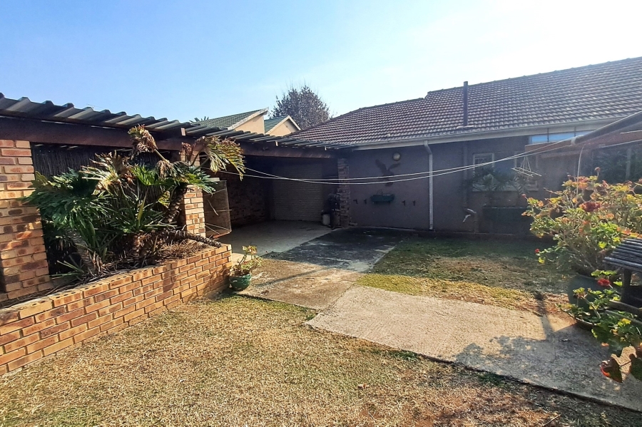4 Bedroom Property for Sale in Mondeor Gauteng
