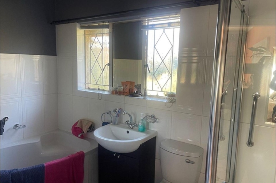 4 Bedroom Property for Sale in Mondeor Gauteng