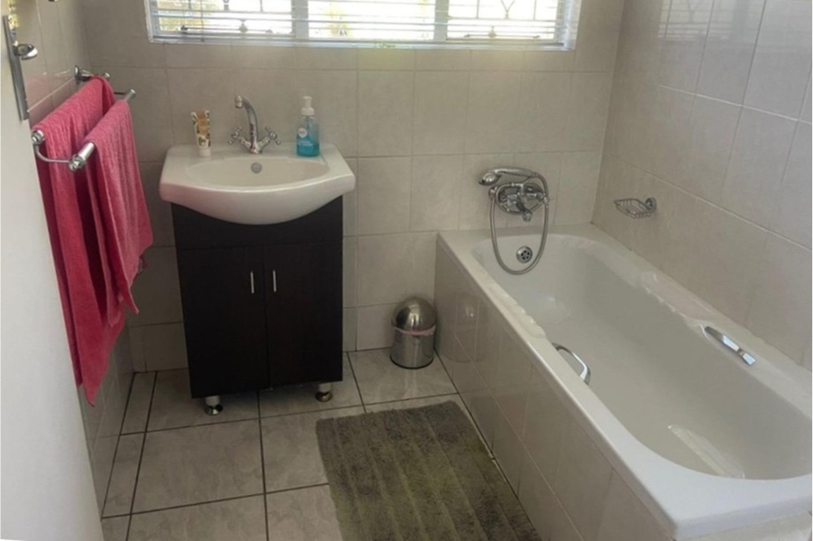 4 Bedroom Property for Sale in Mondeor Gauteng