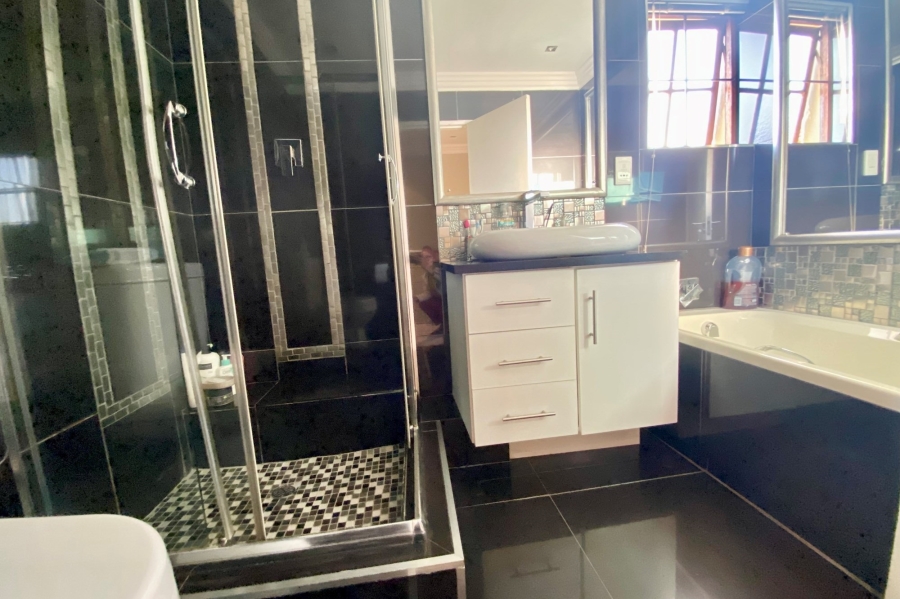 1 Bedroom Property for Sale in Morningside Hills Gauteng