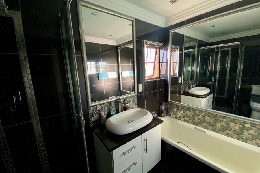 1 Bedroom Property for Sale in Morningside Hills Gauteng