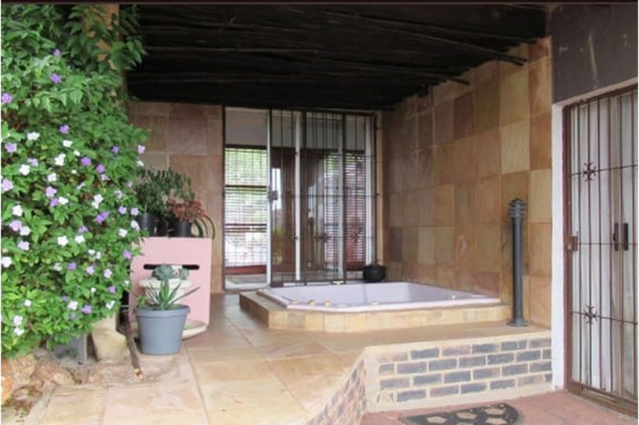 5 Bedroom Property for Sale in Kloofendal Gauteng