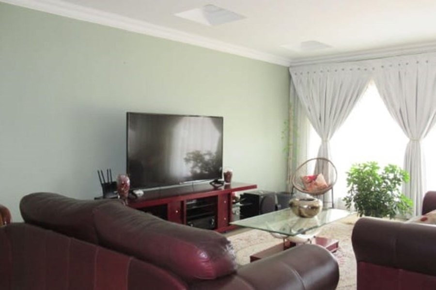 5 Bedroom Property for Sale in Kloofendal Gauteng