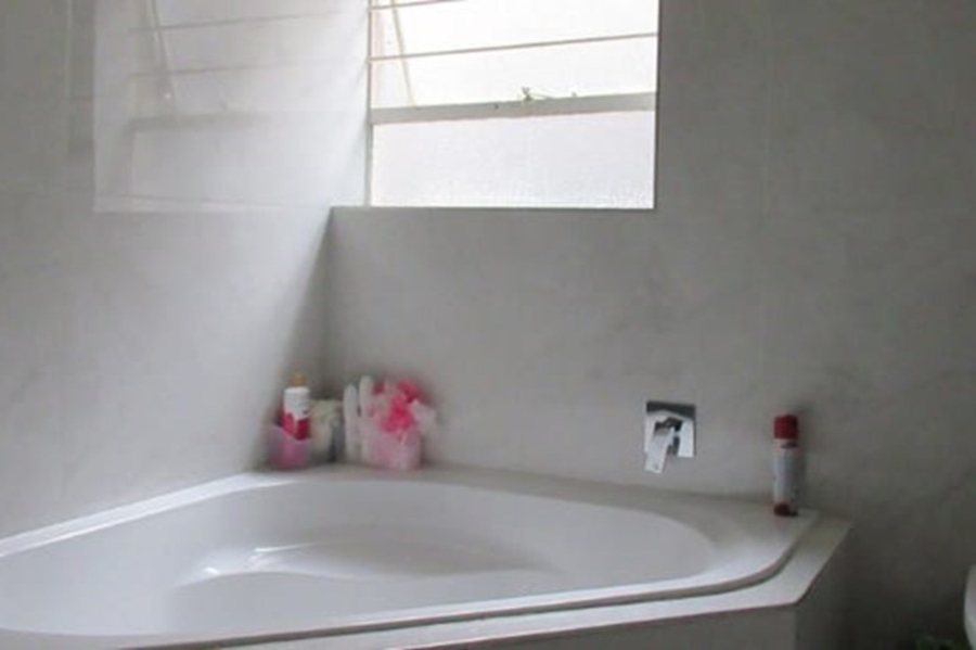 5 Bedroom Property for Sale in Kloofendal Gauteng