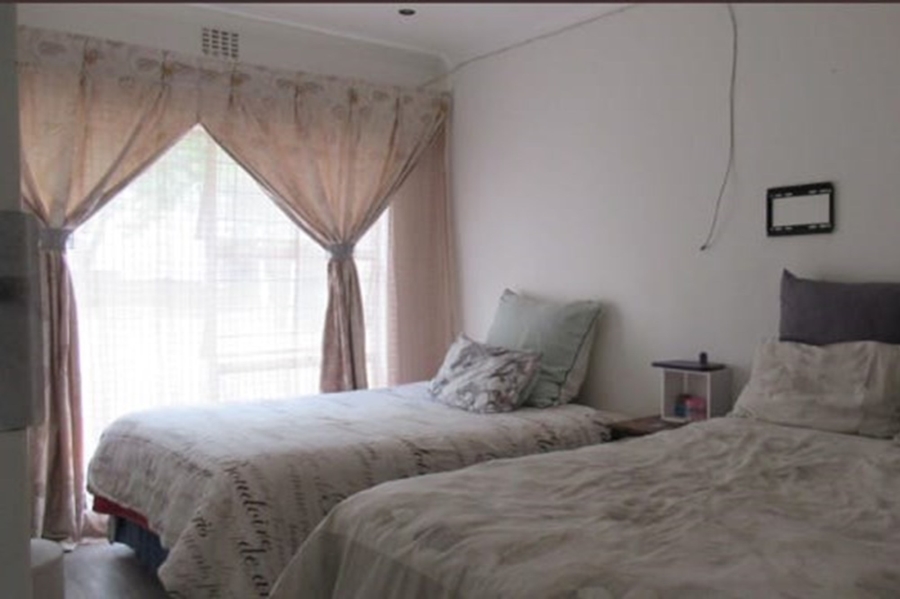 5 Bedroom Property for Sale in Kloofendal Gauteng