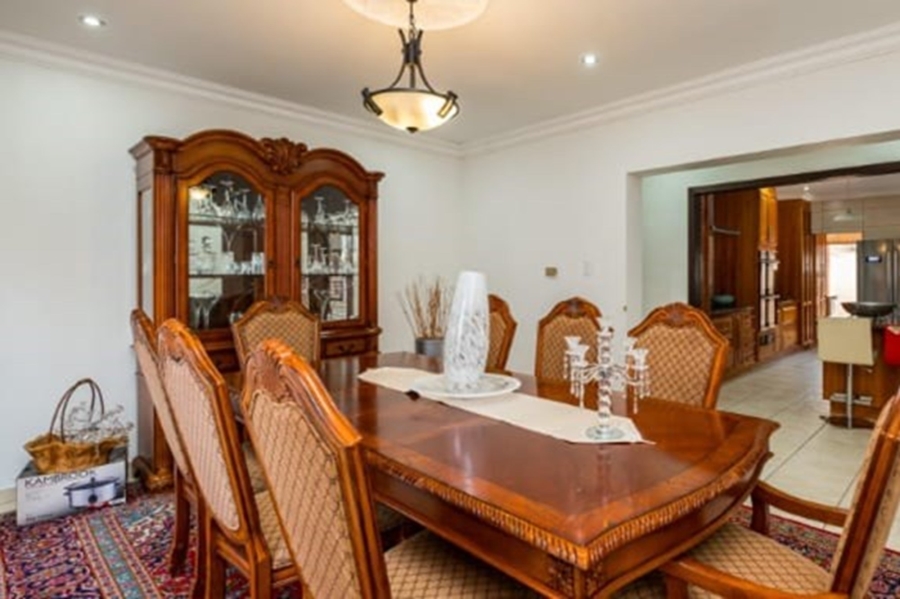 5 Bedroom Property for Sale in Kloofendal Gauteng