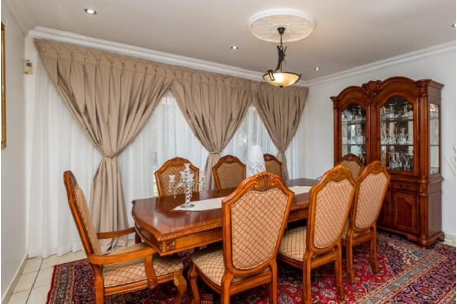 5 Bedroom Property for Sale in Kloofendal Gauteng