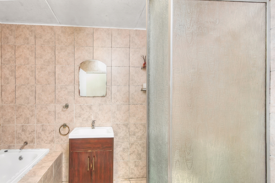 2 Bedroom Property for Sale in Mondeor Gauteng