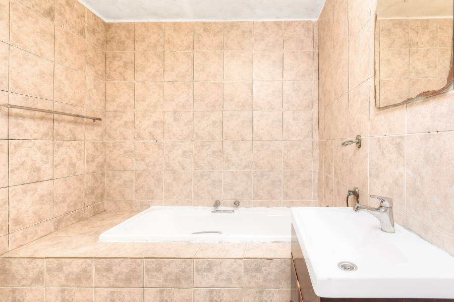 2 Bedroom Property for Sale in Mondeor Gauteng