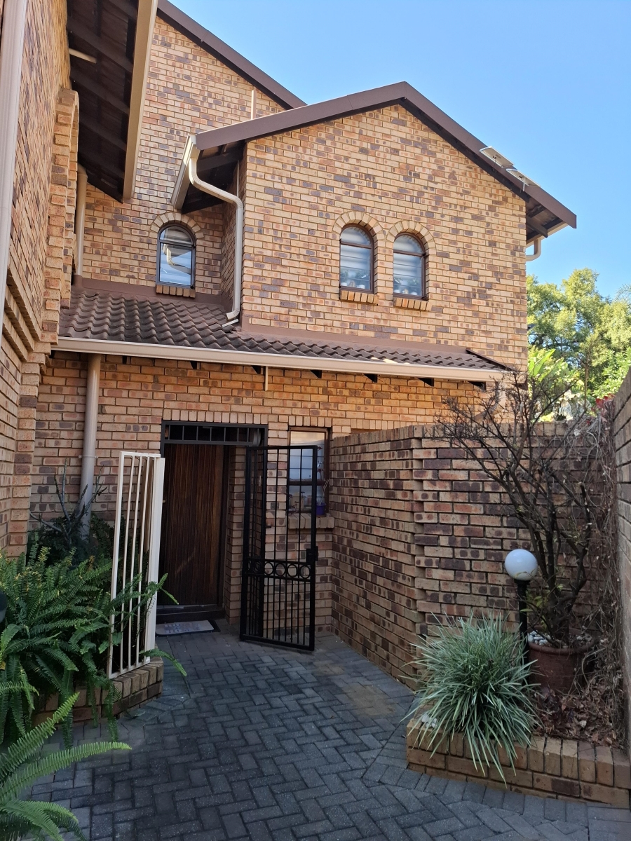 2 Bedroom Property for Sale in Garsfontein Gauteng