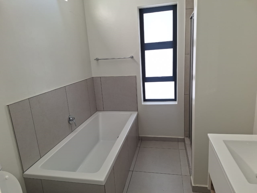 To Let 4 Bedroom Property for Rent in Broadacres Gauteng