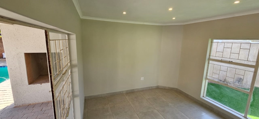 5 Bedroom Property for Sale in Wierda Park Gauteng