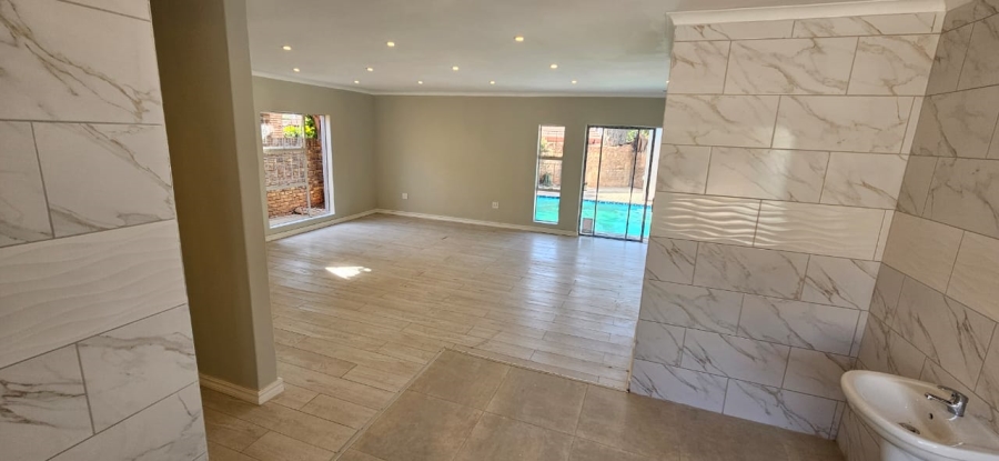 5 Bedroom Property for Sale in Wierda Park Gauteng