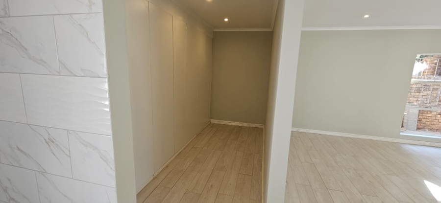5 Bedroom Property for Sale in Wierda Park Gauteng