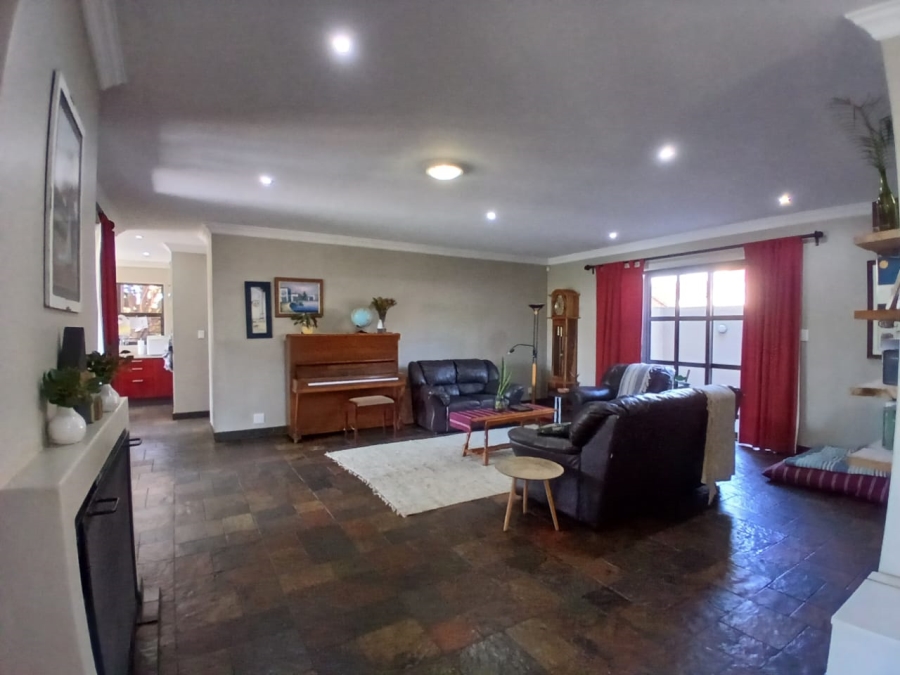 To Let 4 Bedroom Property for Rent in Waverley Gauteng