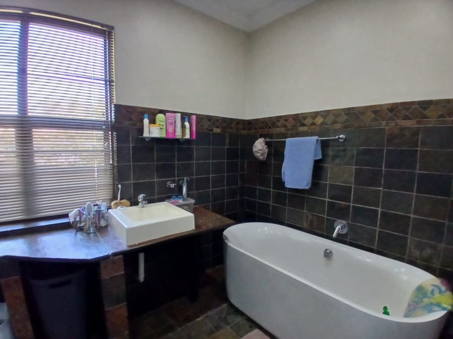 To Let 4 Bedroom Property for Rent in Waverley Gauteng