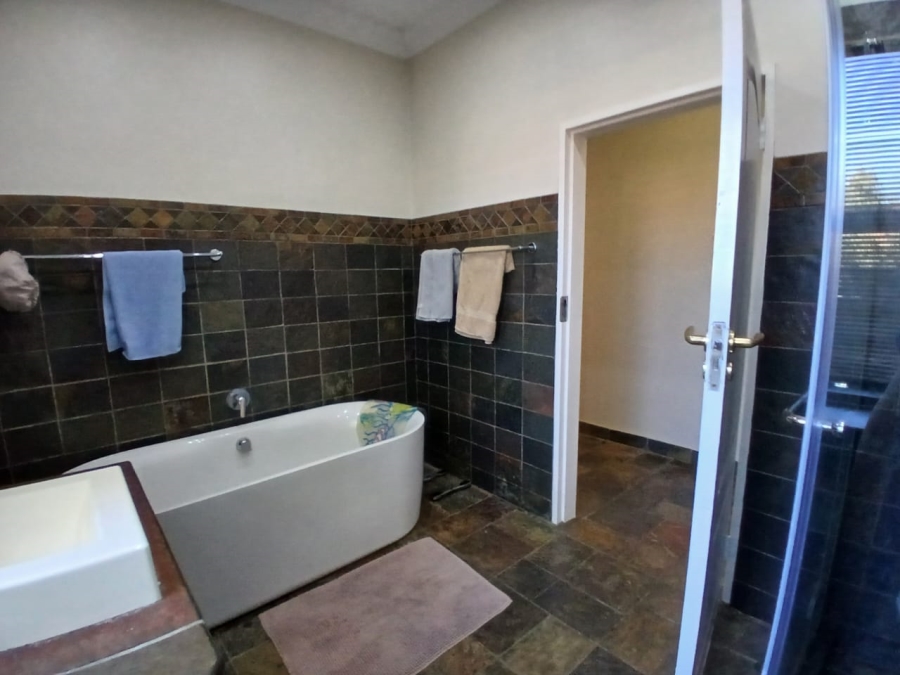 To Let 4 Bedroom Property for Rent in Waverley Gauteng