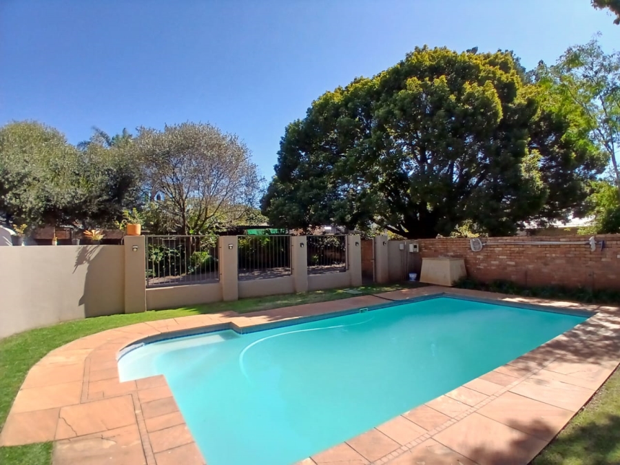 To Let 4 Bedroom Property for Rent in Waverley Gauteng