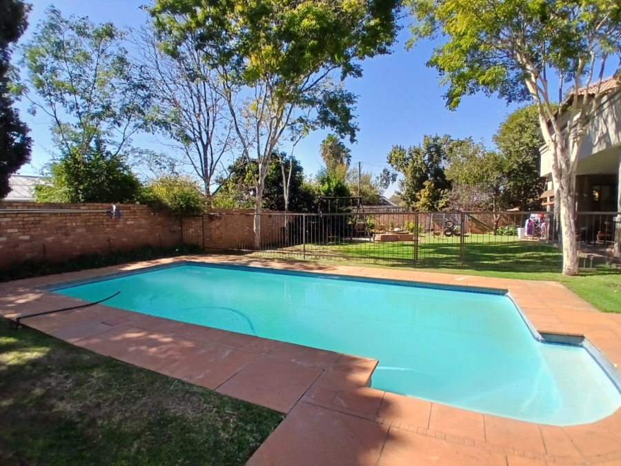 To Let 4 Bedroom Property for Rent in Waverley Gauteng