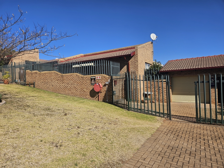 3 Bedroom Property for Sale in Roodekrans Gauteng