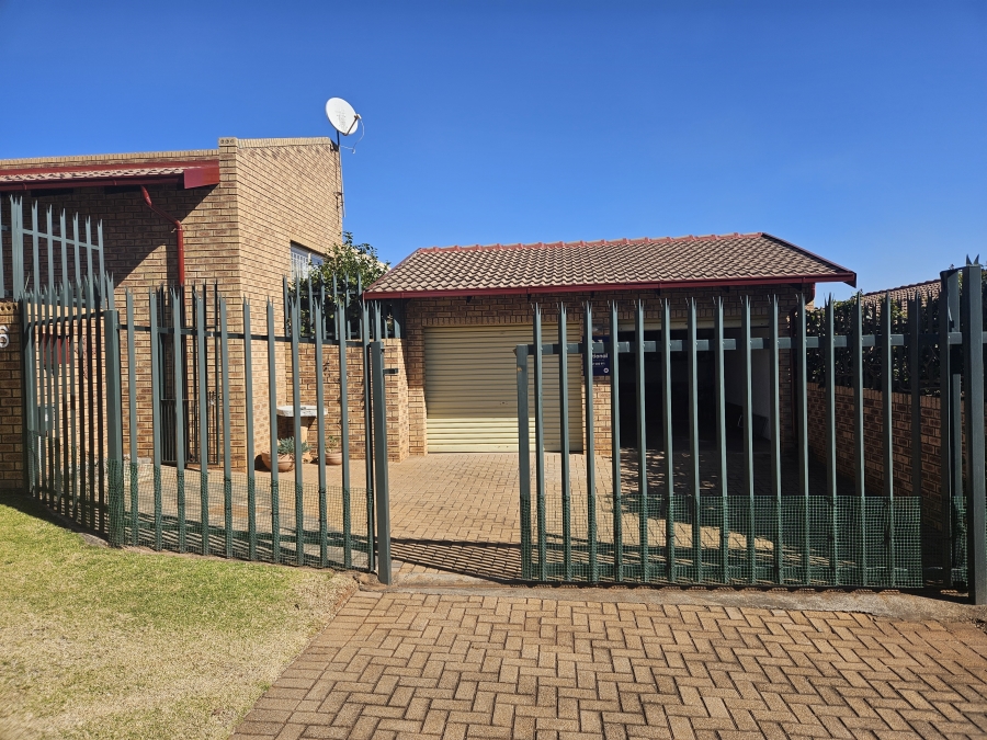 3 Bedroom Property for Sale in Roodekrans Gauteng